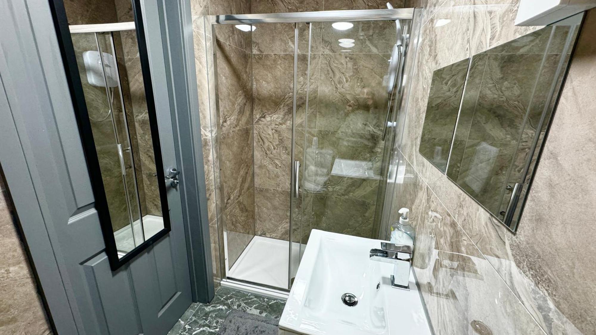 Rnm - Upgraded Business Stay For Travelling Contractors, All Amenities, Private Access Entire Place, Kitchen & Washroom, Smart Tv, Easy Access, Parking Nearby Cradley Heath Exterior foto