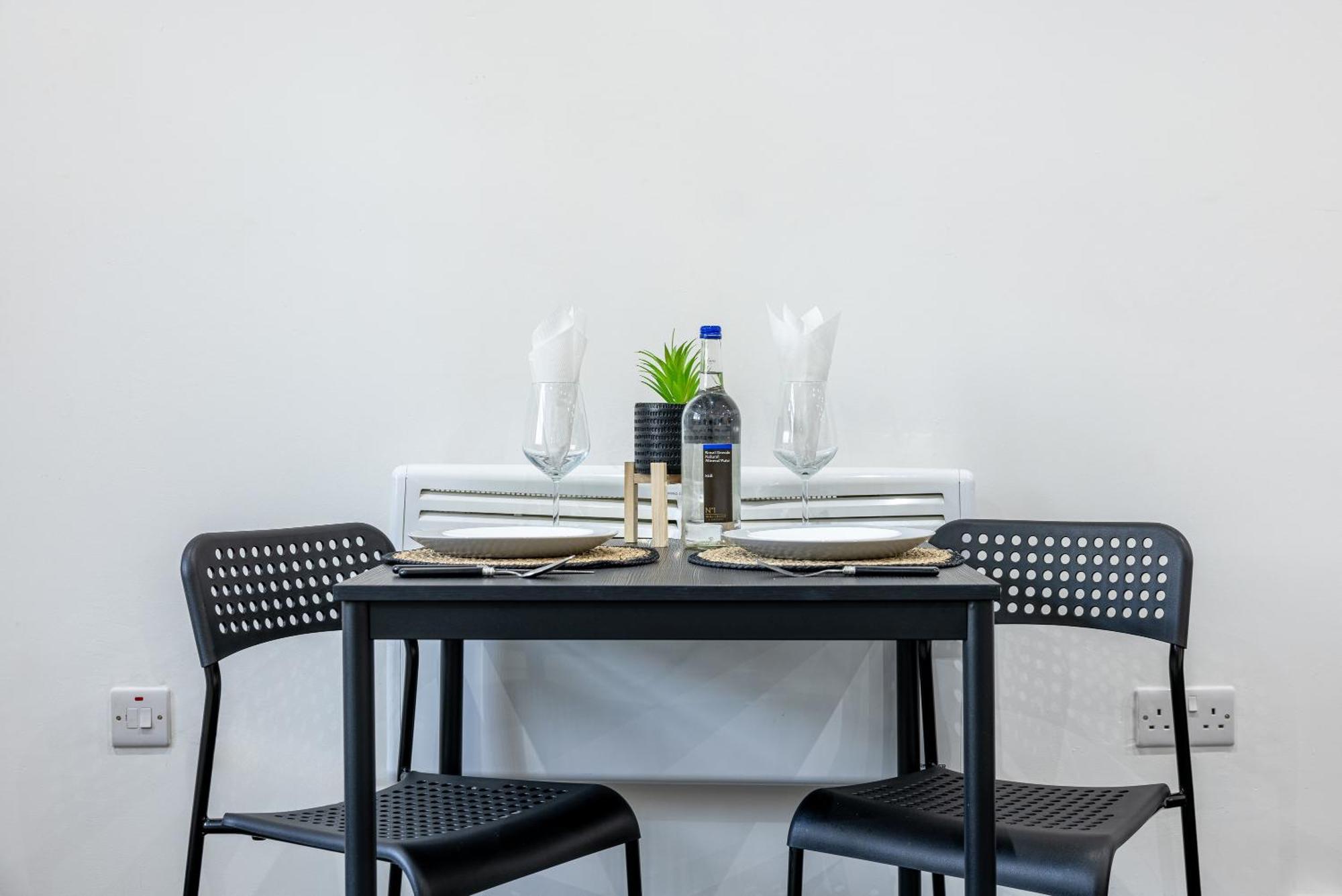 Rnm - Upgraded Business Stay For Travelling Contractors, All Amenities, Private Access Entire Place, Kitchen & Washroom, Smart Tv, Easy Access, Parking Nearby Cradley Heath Exterior foto